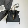 Bolso tipo cubo en tweed negro con colgante de letra SS dorada y correa de cadena - Negro