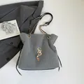 Bolso bandolera gris brillante con cadena dorada y detalle de logotipo metálico - Gris