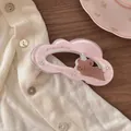 Nahaufnahme einer rosa karierten Wolken-Haarklammer mit Bär und Strassblumen-Details - Nr. 7 Wolkenrosa Liegender Bär