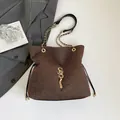 Bolso bandolera marrón con purpurina, cadena y elegante detalle de logo metálico - Marrón