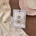 Detail von weißen Haarklammern mit blauen Punkten und FANCY-Gravur auf Karte - 6# Grau Gepunktete Schleife