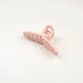 Détail d'une grande pince à cheveux rose mat avec un ressort métallique robuste et des dents - Rose Clair