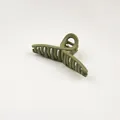 Vue détaillée d'une pince à cheveux vert olive mat avec ressort en métal robuste - 24# Vert Foncé