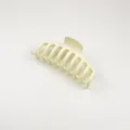 Détail d'une grande pince à cheveux mate crème avec conception à dents croisées - 16# Beige