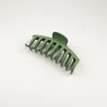 Détail d'une grande pince à cheveux vert mat avec un design incurvé classique pour coiffage - 15# Vert