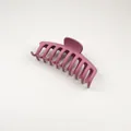 Gros plan d'une grande pince à cheveux mate mauve avec une texture en plastique givré - 9# Rose Foncé