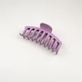 Gros plan sur la grande pince à cheveux lilas mat avec un ressort métallique robuste - Violet Foncé