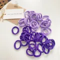 Detail von hochelastischen nahtlosen Haargummis in Lavendel und Violett-Farbtönen - Lila