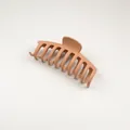 Détail d'une grande pince à cheveux rose mat avec des dents solides pour cheveux épais - Khaki