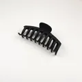 Détail d'une grande pince à cheveux noire mate avec dents multiples pour cheveux épais - Noir