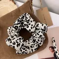 Détail du serre-tête en tissu léopard montrant la texture douce et le motif vintage - Imprimé Léopard Blanc