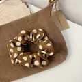 Chouchou rétro marron à pois avec texture de tissu vintage et moelleux pour femmes - Pois Café