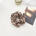 Detalle de coletero con estampado de cebra marrón y blanco sobre un fondo estético - Coletero / Cebra Café