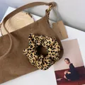 Sac à bandoulière en velours côtelé marron avec chouchou à motif léopard - Léopard Café