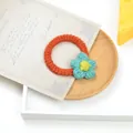 Süßer handgestrickter Haargummi in Orange mit einer blauen Strickblume - Orange Mit Blume