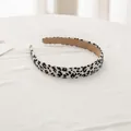 Detalle de diadema de leopardo con forro caqui antideslizante para mayor comodidad - Diadema / Blanco Leopardo