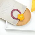 Handgefertigtes lila Strick-Haargummi mit gelber Wollblume - Altrosa Mit Blume