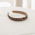Detalle de la diadema con estampado de leopardo y textura de tela sobre fondo blanco - Leopardo Café