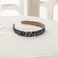 Detalle de la textura de leopardo y el forro antideslizante en una diadema delgada - Leopardo Negro