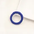 Élastique à cheveux bleu foncé tricoté à la main avec une texture spirale souple - Bleu foncé