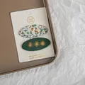 Détail de pinces à cheveux en tissu brodé avec motifs floraux sur carte de présentation - 2 Pièces/Ensemble / Série Vert Foncé