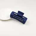 Pince à cheveux rectangulaire bleu marine mat pour un coiffage élégant sur blanc - Bleu Marine