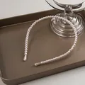 Λεπτομέρεια vintage στέκας με πέρλες και άκρα σε σχήμα σταγόνας σε μεταλλικό δίσκο - Λεπτό Μονόσειρο Μαργαριτάρι