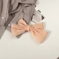Dettaglio del fiocco per capelli in raso perlato con texture in organza e finitura rosa chiaro - Champagne