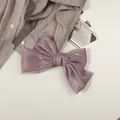 Détail de la pince à cheveux nœud en satin nacré avec une texture de soie brillante - Rose-violet