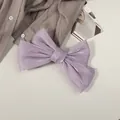Détail du nœud en satin violet scintillant avec une texture élégante et nacrée - Violet Taro