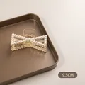 Λεπτομέρεια κλιπ μαλλιών 9,5cm με πέρλες σαμπανιζέ σε σχήμα φιόγκου σε δίσκο - Φιόγκος Με Μαργαριτάρι
