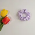 Détail d'un chouchou violet clair à motifs marguerites blanches avec décor de tulipes - Petite Fleur Rose Violette