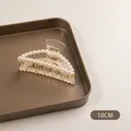 Détail d'une pince à cheveux de 10cm en résine avec d'élégantes perles à double rangée - Collier Lune Perle