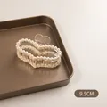 Détail de la pince à cheveux cœur 9,5cm avec bordure en perles et design transparent - Cœur de Perle