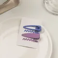 Detalle de 4 horquillas mate en color violeta y azul sobre tarjeta de soporte - Serie Púrpura