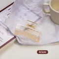 Detail einer 8,5 cm bernsteinfarbenen transparenten Haarklammer auf weißem Hintergrund - Karo Karo Stil (1#) / 8.5cm