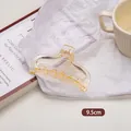 Detailansicht einer 9,5 cm bernsteinfarbenen geometrischen Haarklammer auf weißem Papier - Konvexer Stil (2#) / 9.5cm