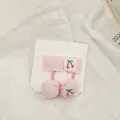 Détail de barrettes et nœud en tissu rose avec broderie cerise sur carte de présentation - Rose
