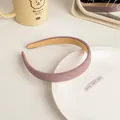 Détail du serre-tête violet Morandi avec texture diagonale sur assiette blanche - Violet Taro