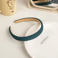 Détail d'un serre-tête vert foncé avec motif chevron et doublure antidérapante en kaki - Bleu lac