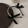Detailansicht des eleganten Perlen-Haarreifs mit schwarzer Satinschleife und Bändern - Schwarz