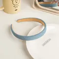 Détail d'un serre-tête en tissu sergé bleu avec rembourrage épais et doublure jaune - Bleu Lait
