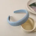 Primer plano detallado de diadema de esponja azul claro con etiqueta hecha a mano y costuras - Azul Crema