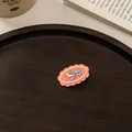 Detail einer orangefarbenen Acryl-Haarklammer mit bunten Tulpen und glitzerndem Finish - Oval Blumenstrauß