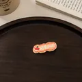 Dettaglio di fermaglio per capelli in acrilico con ciliegie su vassoio in legno - Ciliegia Simpatica