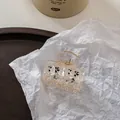 Dettaglio della molletta per capelli a forma di orso in acrilico champagne sul vassoio - 3# Quattro Orsi - Trasparente