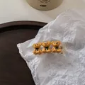 Vista dettagliata dei fermagli per capelli a orsetto champagne su sfondo minimalista - 6# Tre Orsi - Cachi