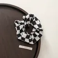 Λεπτομέρεια από σατέν λαστιχάκι μαλλιών με σκάκι σχέδιο σε ξύλινο δίσκο - Λαστιχάκι μαλλιών / 1# Λαστιχάκι - Μαύρο