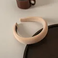 Detalle de diadema acolchada color albaricoque con etiqueta artesanal y tela sarga - Color Té con Leche