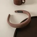 Detalle de diadema gruesa de esponja con tela rosa suave y etiqueta hecha a mano - Caqui